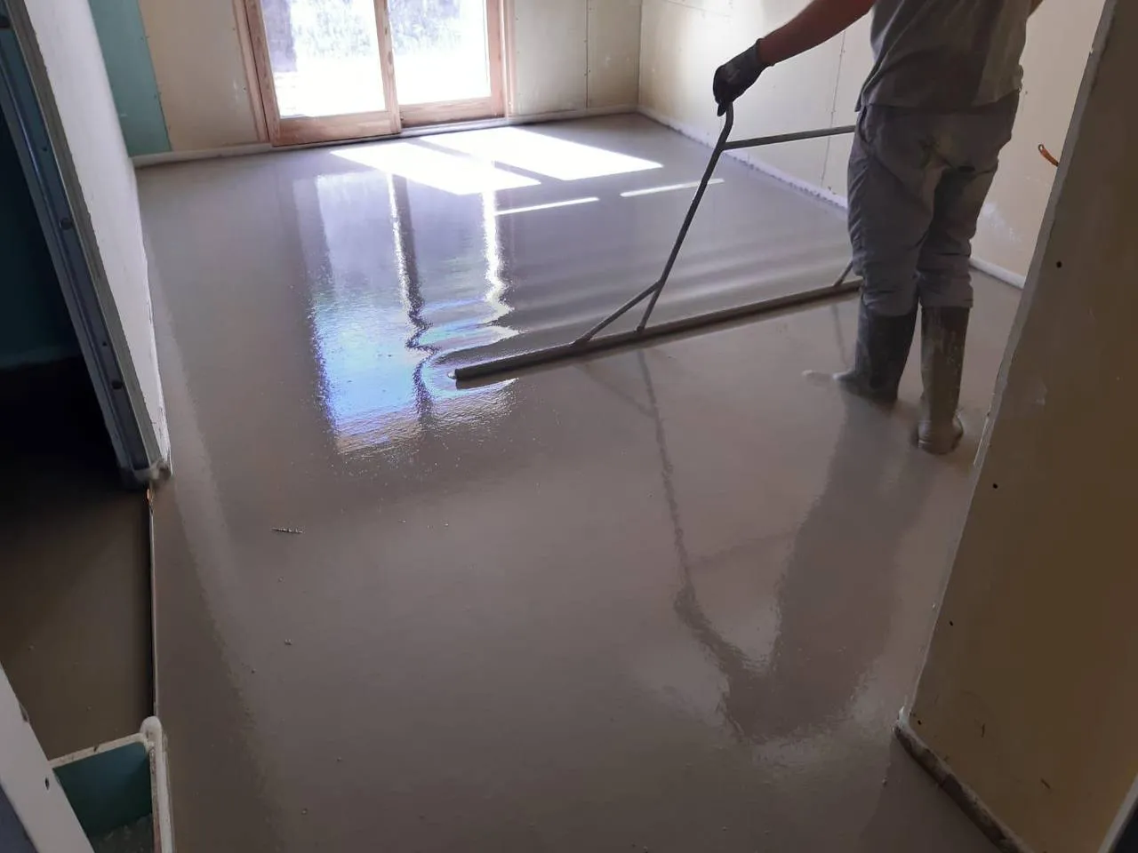 Ouvrier lissage chape liquide pièce